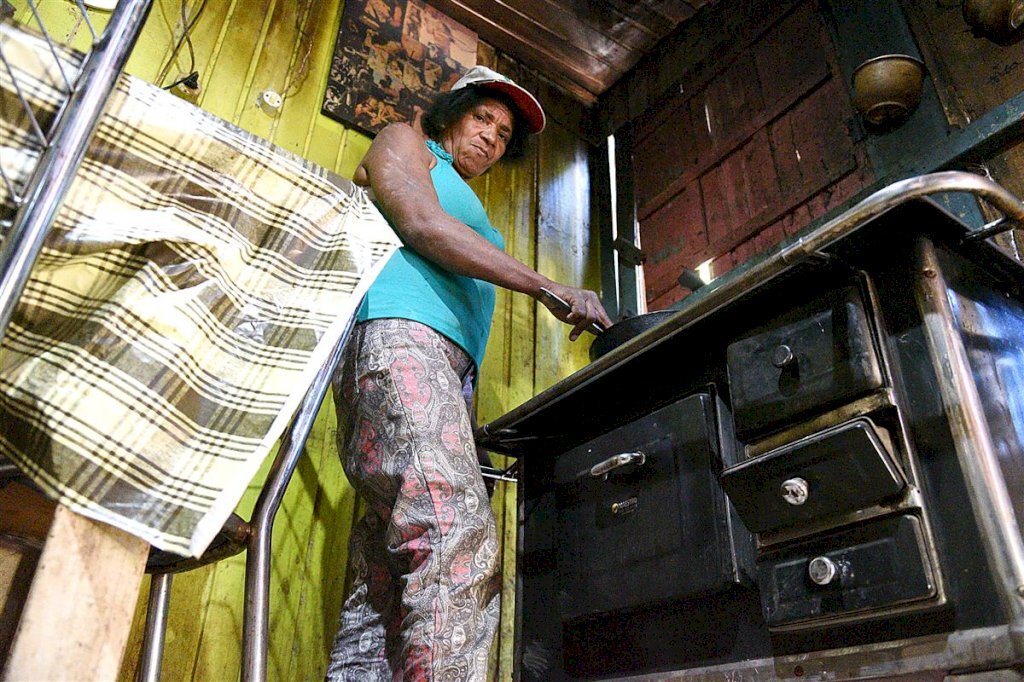 Alta do gás ressuscita o fogão a lenha