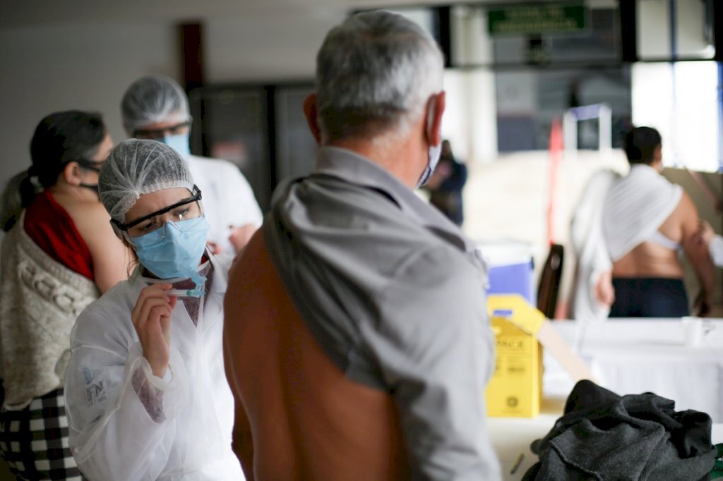 Mais de 1,7 mil pessoas de 40 a 59 anos com comorbidades foram vacinadas durante o sábado