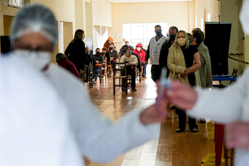 Idosos de 66 anos ou mais recebem a segunda dose em Santa Maria