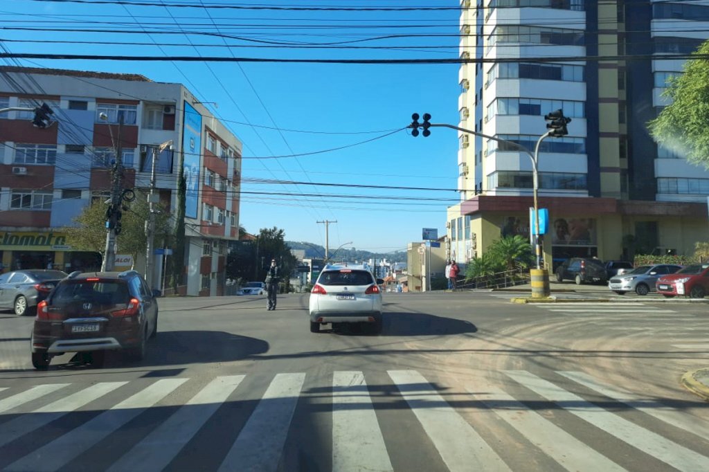 Cruzamento entre Av. Dores e Rua do Acampamento tem sinaleira em manutenção