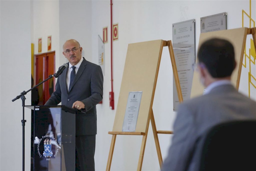 Ministro justifica cortes na Educação para colocar ‘um pouco de comida no prato de brasileiros’