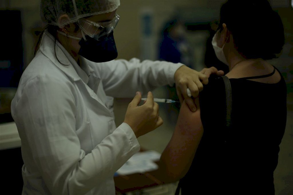 Vacinas excedentes de grupos de comorbidades poderão ser usadas para professores