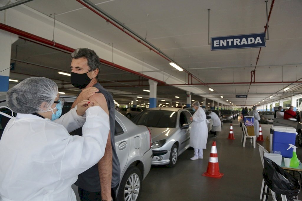 Sem vacina para todos, prefeitura retoma 2ª dose em pessoas com 67 anos ou mais