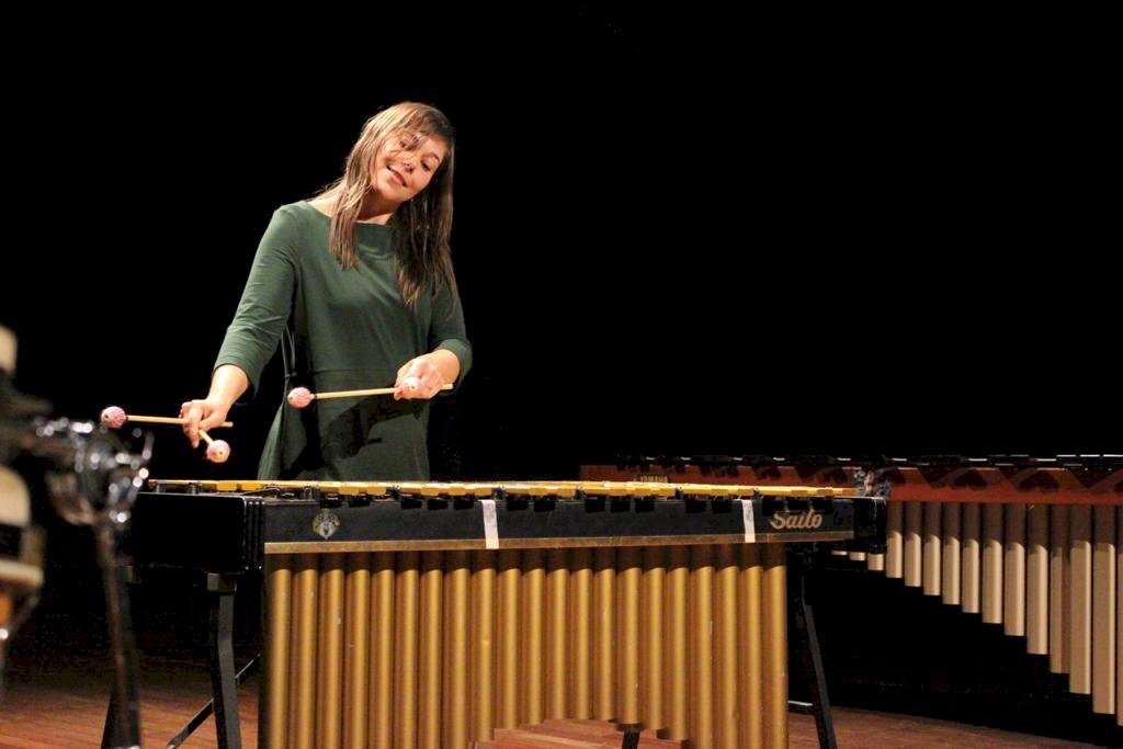 Primeira mulher a se formar em percussão erudita no Estado fala sobre carreira