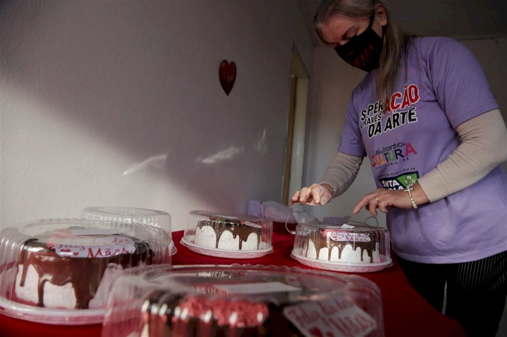 VÍDEO: ONG distribui cestas básicas e tortas para mães da Vila Schirmer
