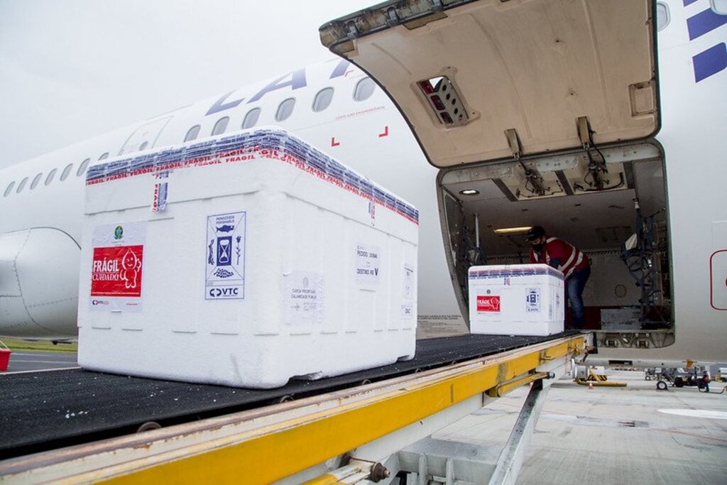 RS recebe nova remessa com 243 mil doses de vacina contra a Covid-19
