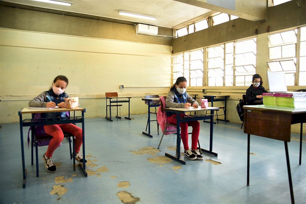 VÍDEO: alunos dos anos finais da rede estadual retornam às aulas