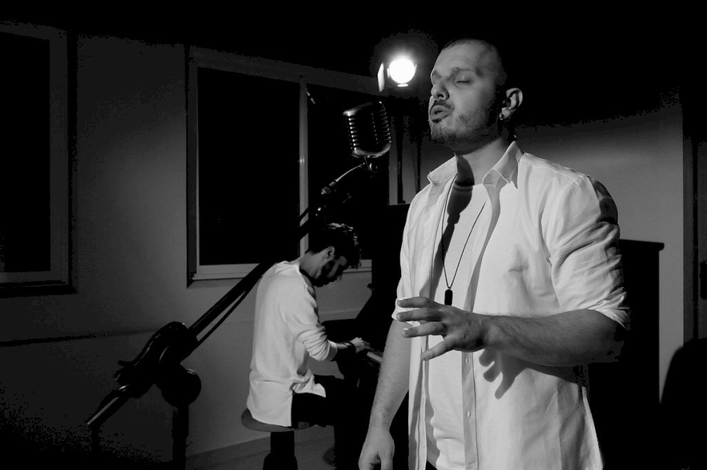 Artista de Santa Maria estreia novo clipe em canal nacional nesta quarta