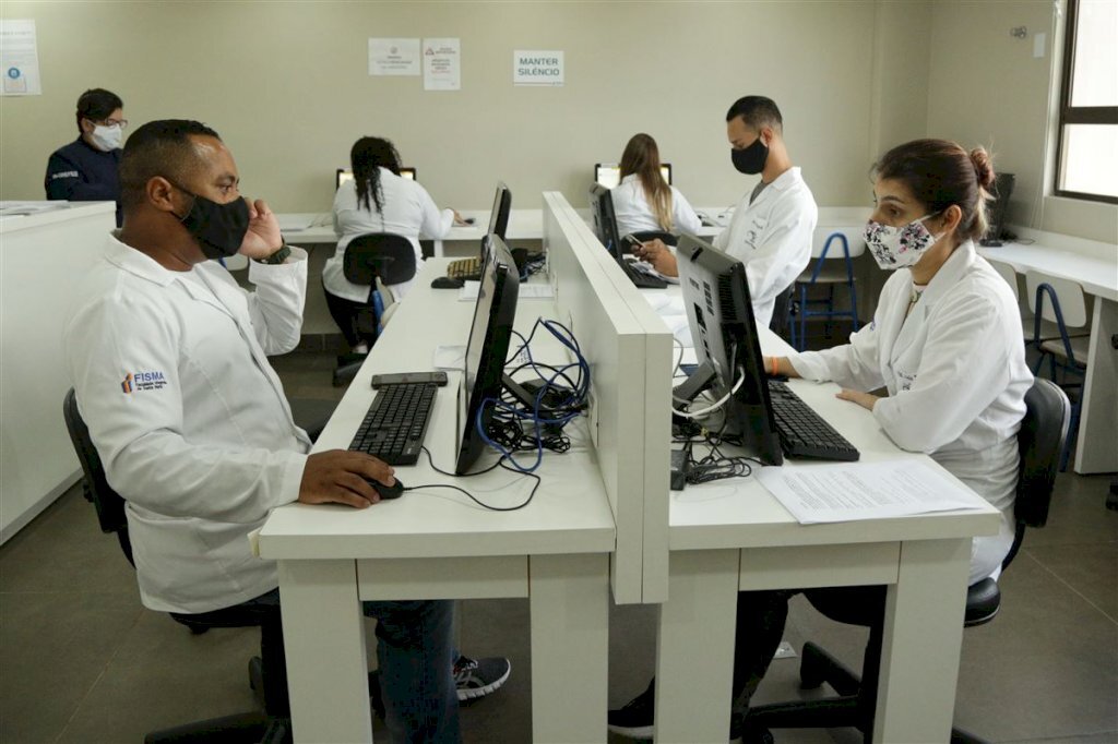 Central de dúvidas da vacina tem horário especial nesta semana