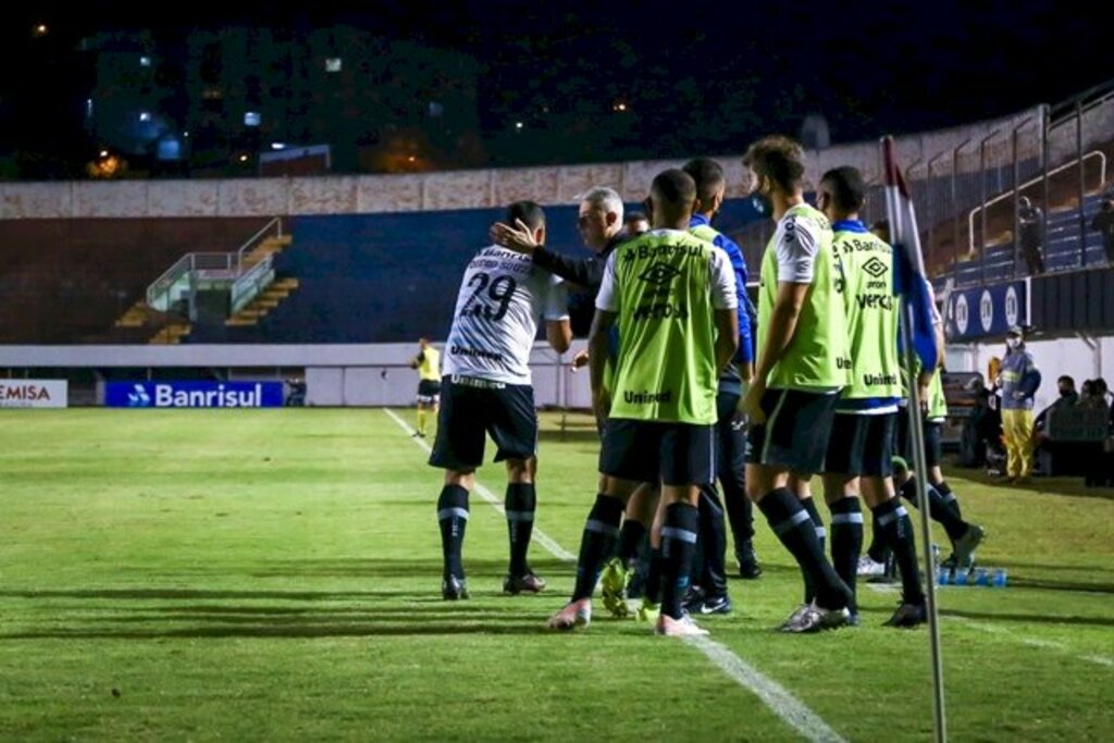 Com dois gols de Diego Souza, Grêmio vence o Caxias por 2 a 1 no jogo de ida da semifinal