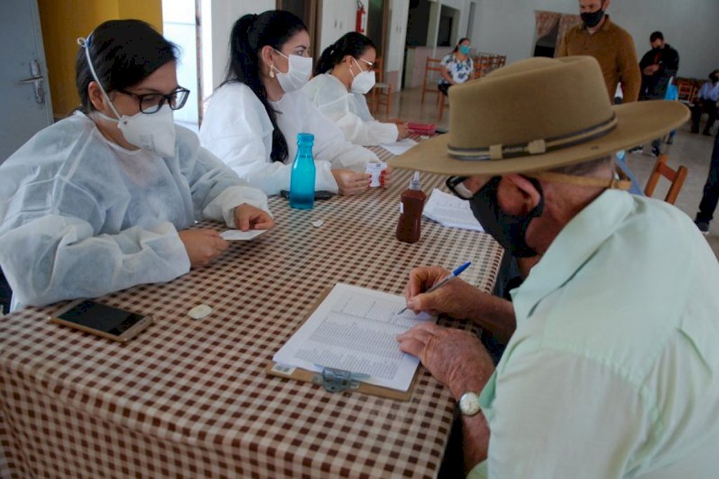 Idosos de 60 anos de cinco distritos recebem a primeira dose nesta semana