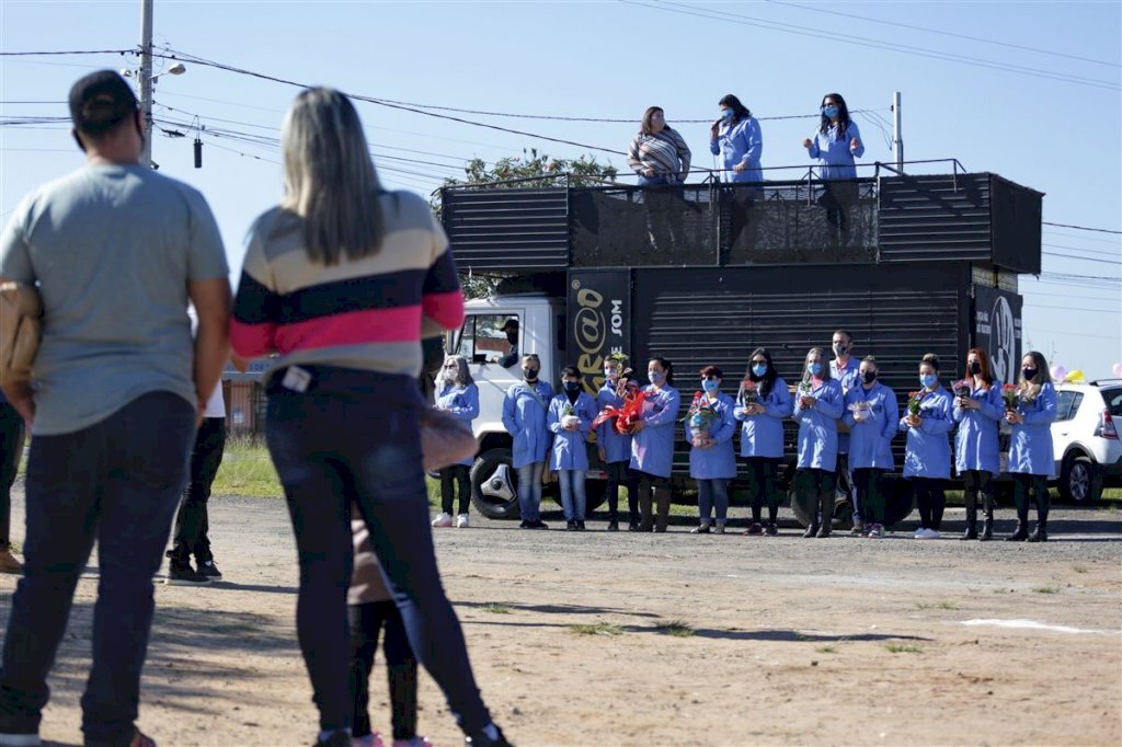 VÍDEO: carreata comemora aniversário de escola no Bairro Nova Santa Marta