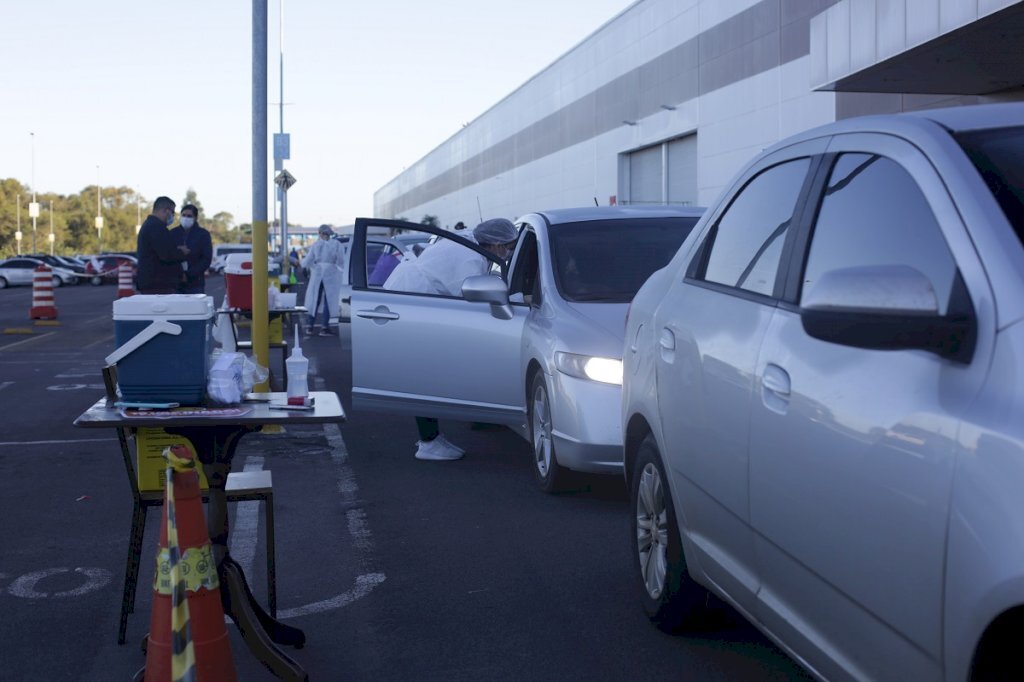 Idosos com 61 anos ou mais são vacinados contra a Covid-19 na manhã desta terça