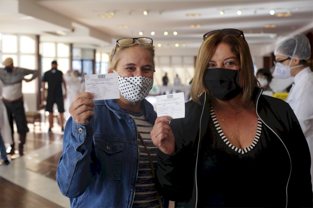 VÍDEO: amigas de mais de 40 anos tomam juntas a vacina