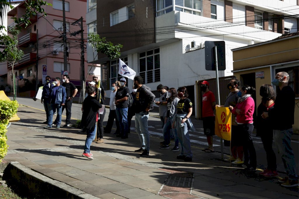 Protesto pede vacina para professores antes da volta às aulas