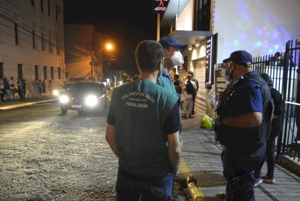 Fiscalização flagra aglomeração com cerca de 100 pessoas em rua de Santa Maria