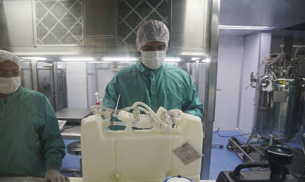 Fiocruz recebe nova remessa de insumos para vacina de Oxford