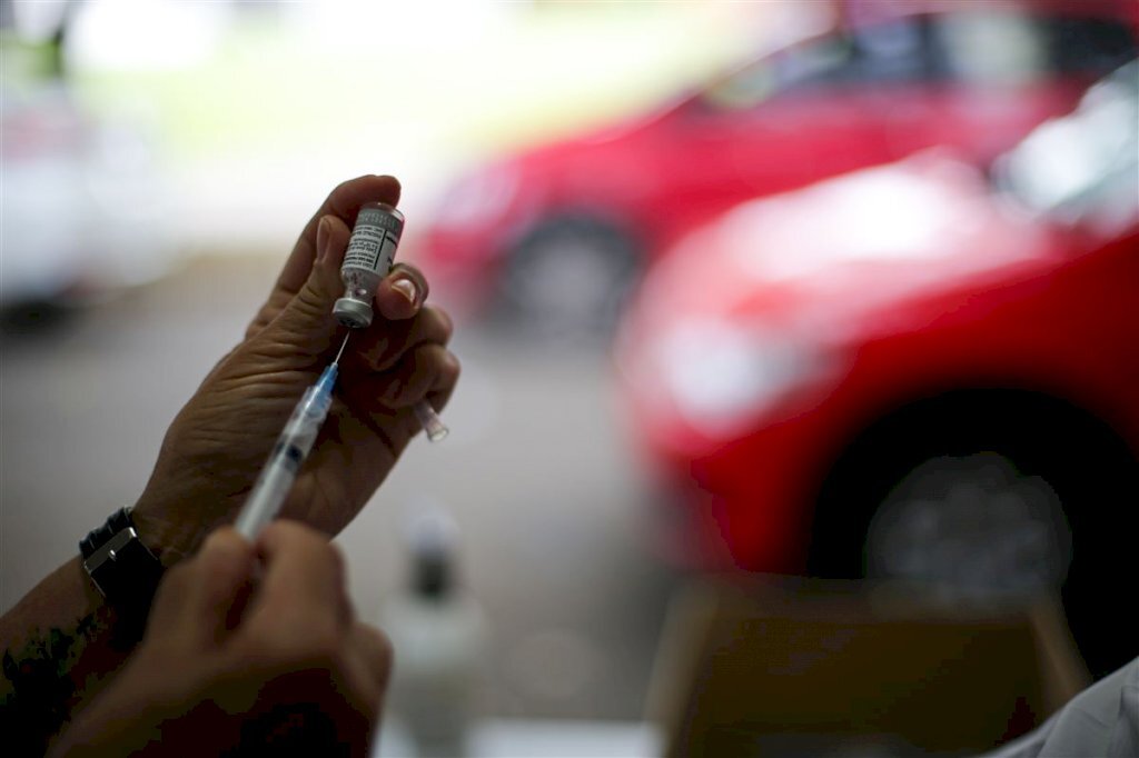 Drive-thru da 2ª dose para profissionais liberais será no estacionamento da Havan