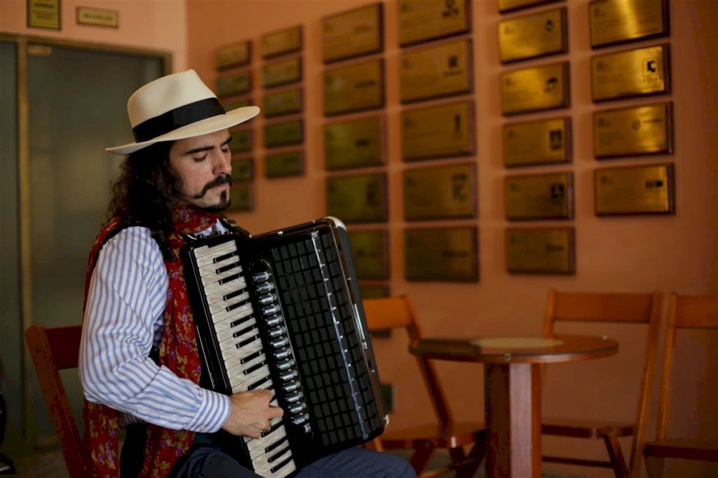 Acordeonista Fernando Ávila apresenta concerto em live neste domingo