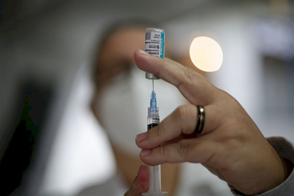 Idosos de 70 anos ou mais tomam a segunda dose da vacina nesta quinta-feira