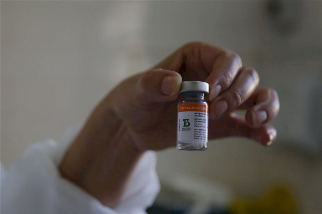 Vigilância Sanitária conclui que não há erros na produção e controles de volume da CoronaVac