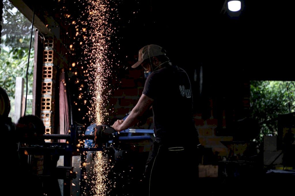 VÍDEO: jovem cria facas inspiradas em fósseis encontrados em Agudo