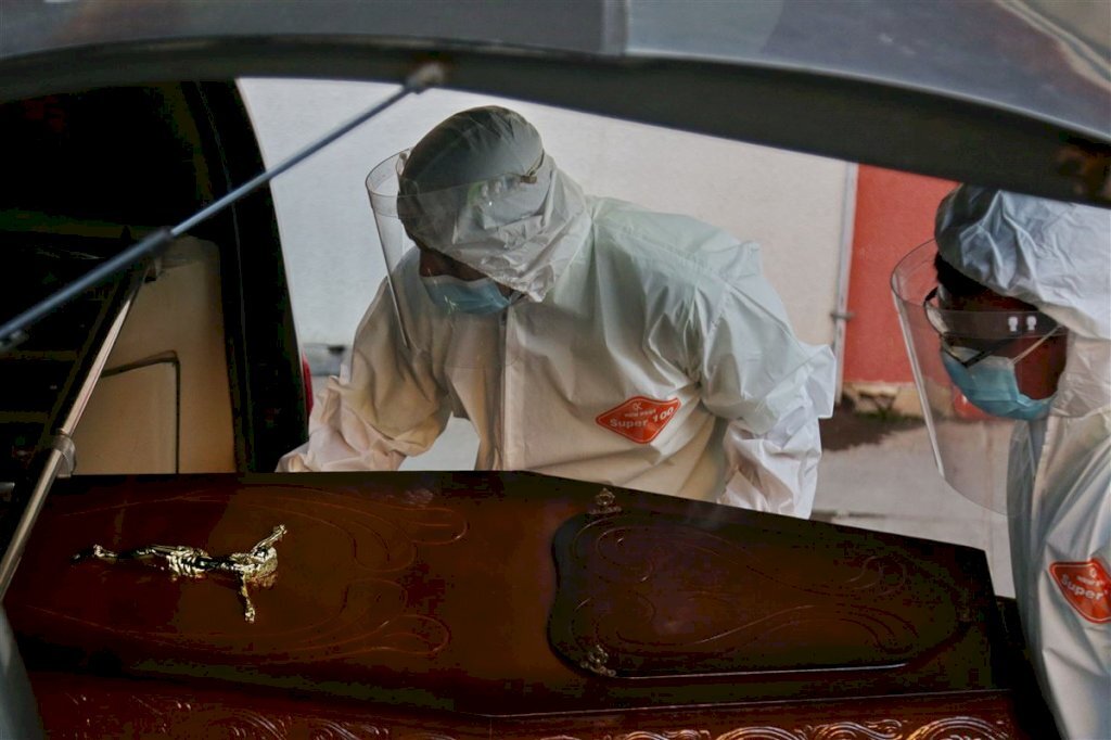 Em março, 47% dos funerais seguiram protocolos de isolamento