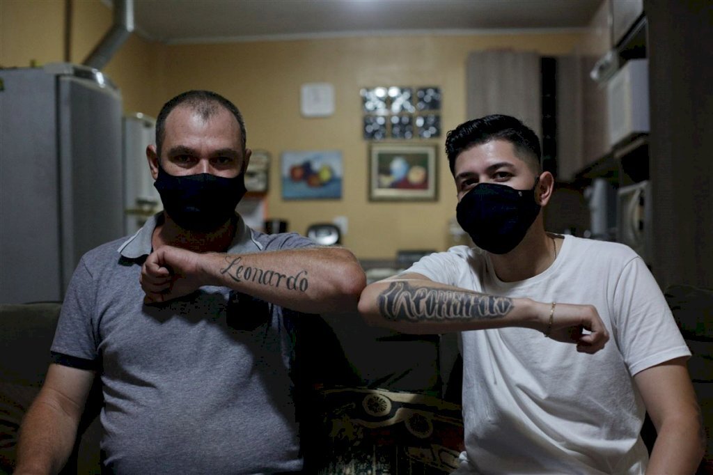 Após perda na família, a memória de Léo foi eternizada na pele do pai e do irmão