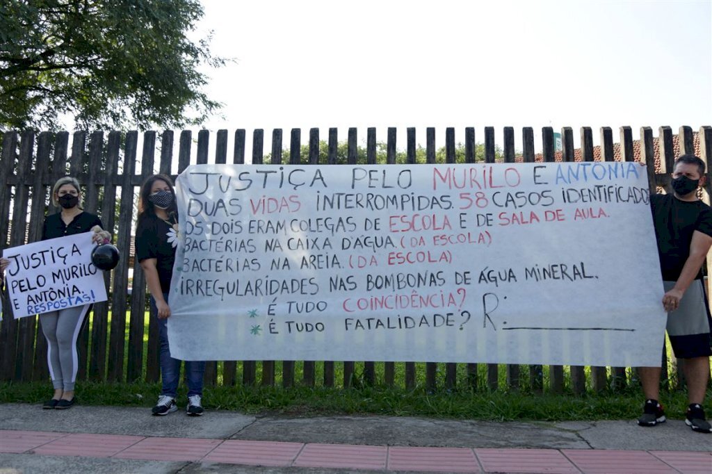 Familiares de crianças mortas em surto infeccioso ainda protestam por respostas