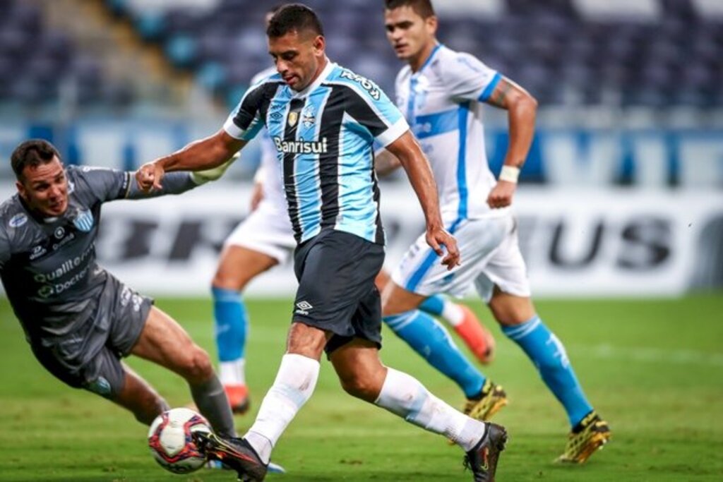 Grêmio vence o Novo Hamburgo por 3 a 1 e assume a liderança do Estadual