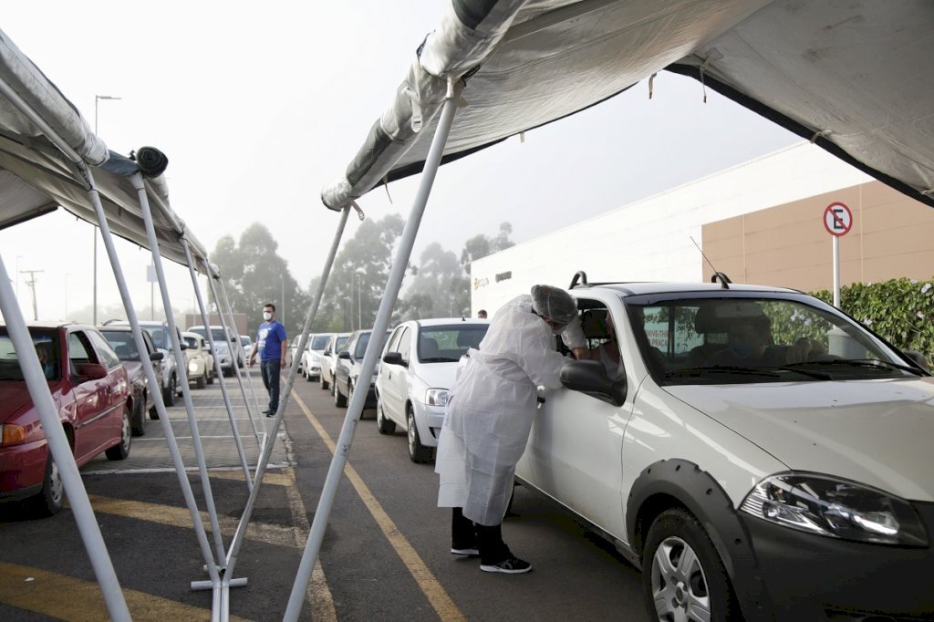 Idosos a partir de 74 anos recebem a segunda dose da vacina contra a Covid-19