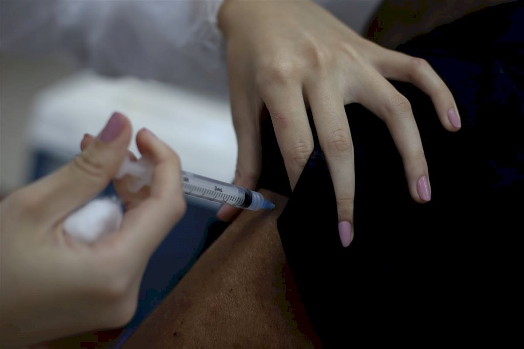 Idosos de 74 anos ou mais recebem a segunda dose neste sábado