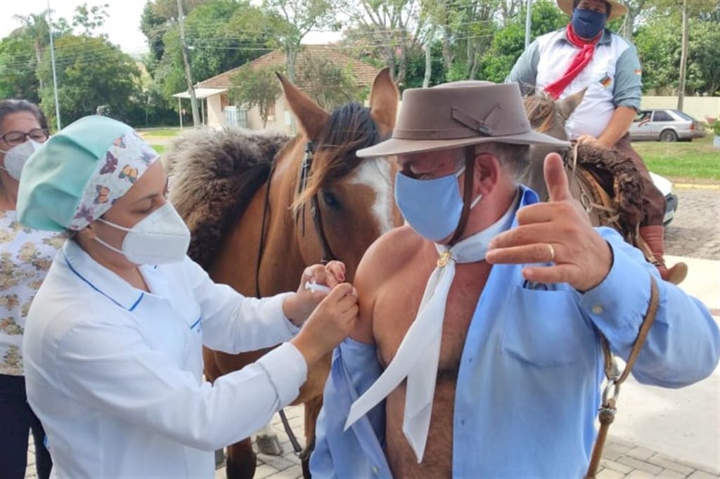 VÍDEO: prefeito de Dilermando de Aguiar recebe vacina pilchado e a cavalo