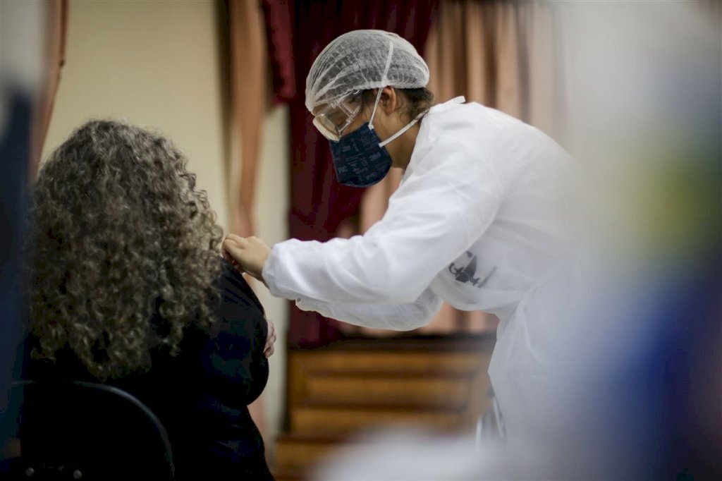 Nova ação para imunizar profissionais liberais da saúde ocorre nesta quinta