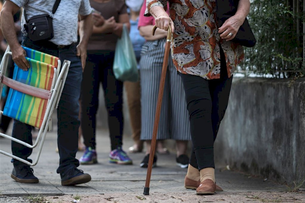 Idosos a partir de 77 anos podem tomar segunda dose na Policlínica Erasmo Crossetti
