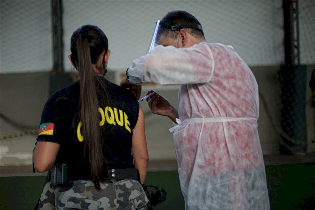 190 profissionais da segurança pública recebem primeira dose contra Covid-19
