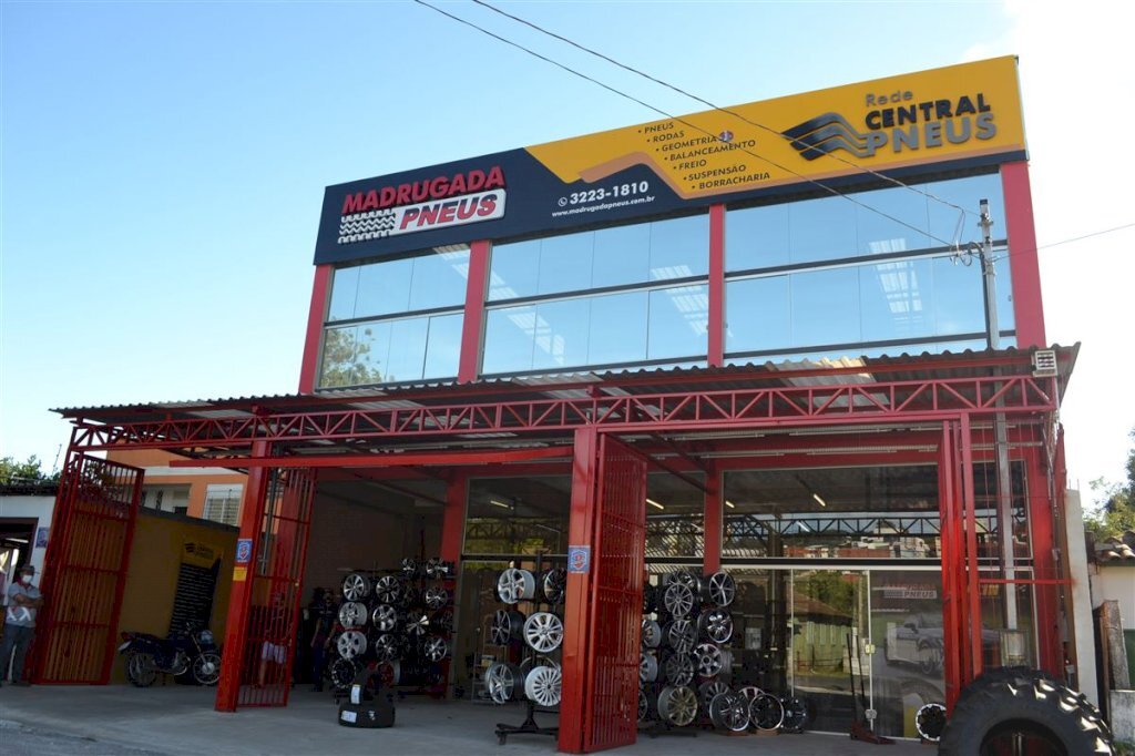 Nova sede marca 30 anos da Madrugada Pneus na cidade