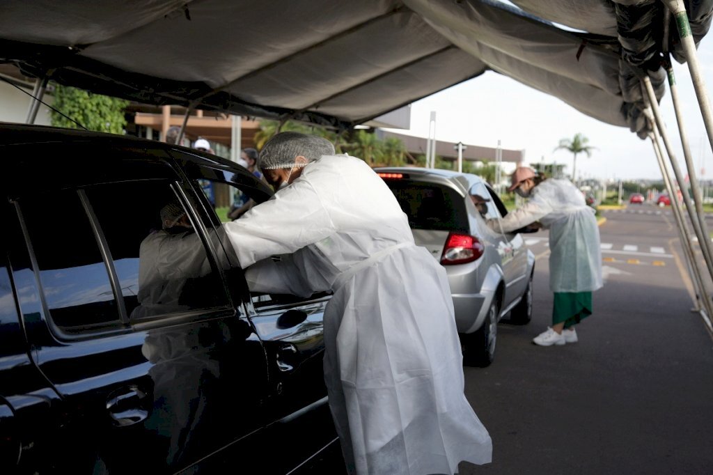 De carro, a pé ou de moto: como foi a vacina para 63 anos em SM