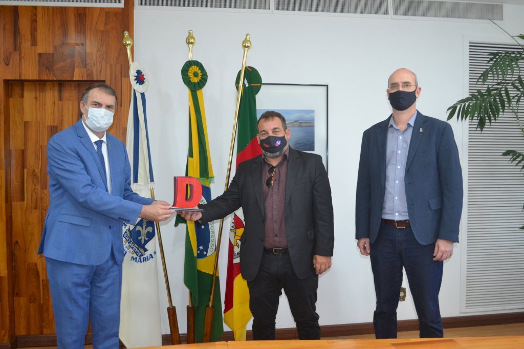 Diário entrega troféu à UFSM pelo aniversário de 60 anos
