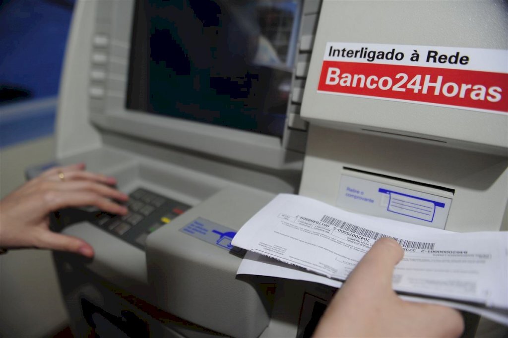 Bancos abrem de manhã na véspera do Natal