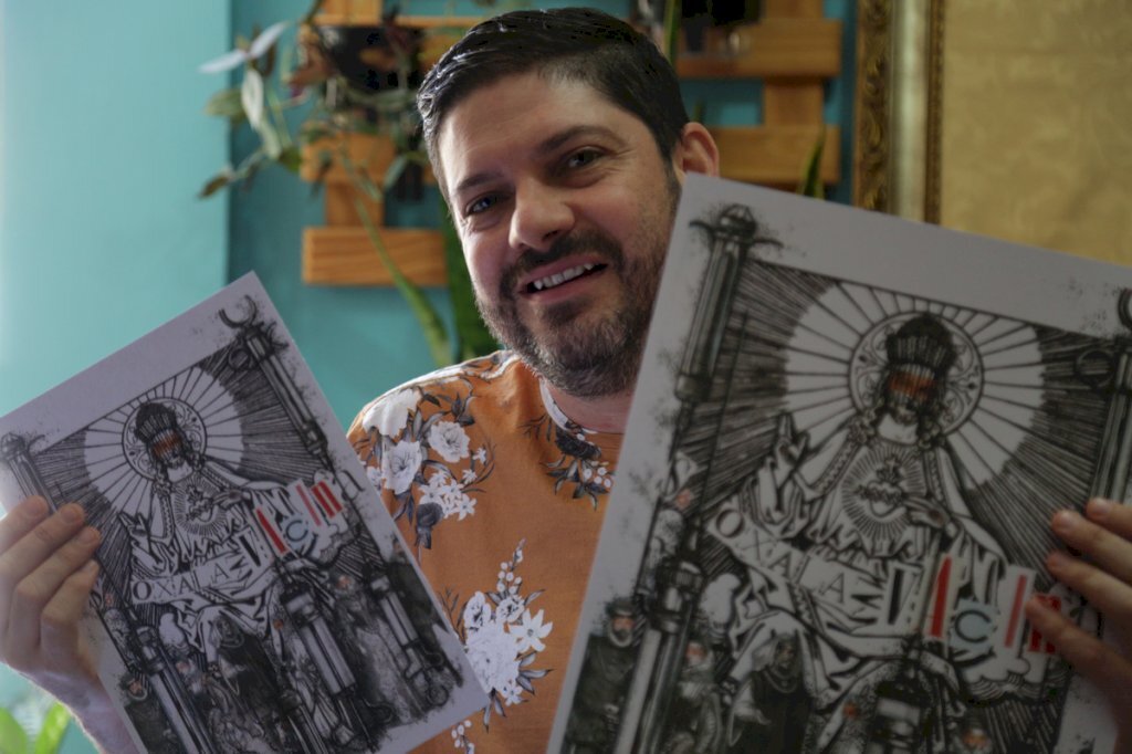 VÍDEO: Artista visual cria arte para vender e ajudar instituições de Santa Maria