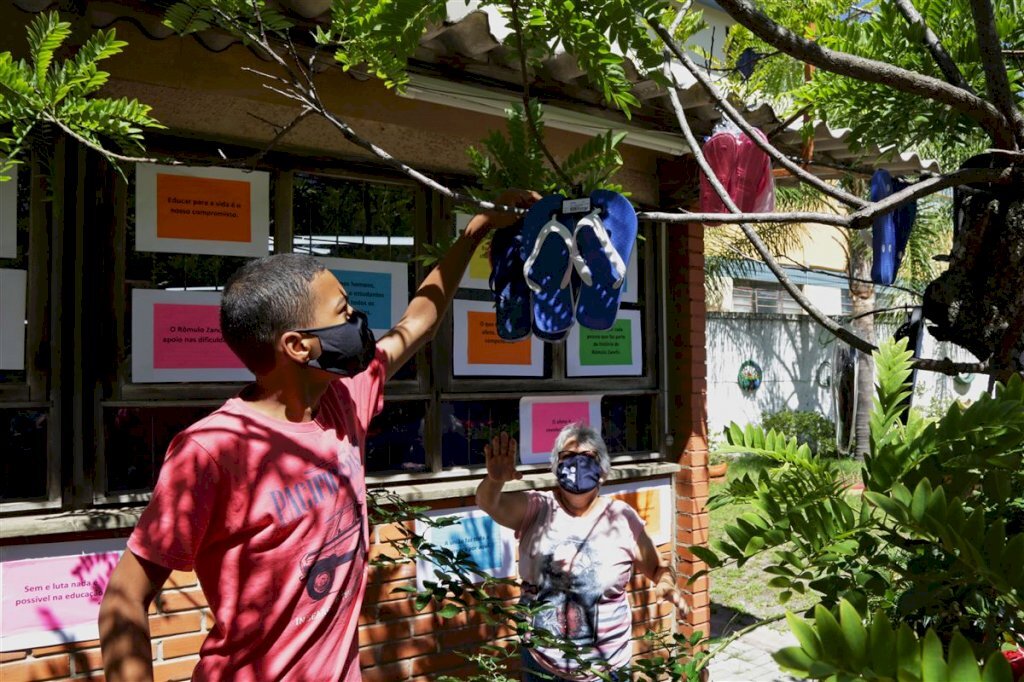 VÍDEO: escola de Santa Maria monta árvore de presentes para alunos