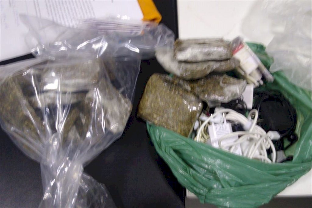 Jovem é detido arremessando drogas e celular para dentro da Pesm
