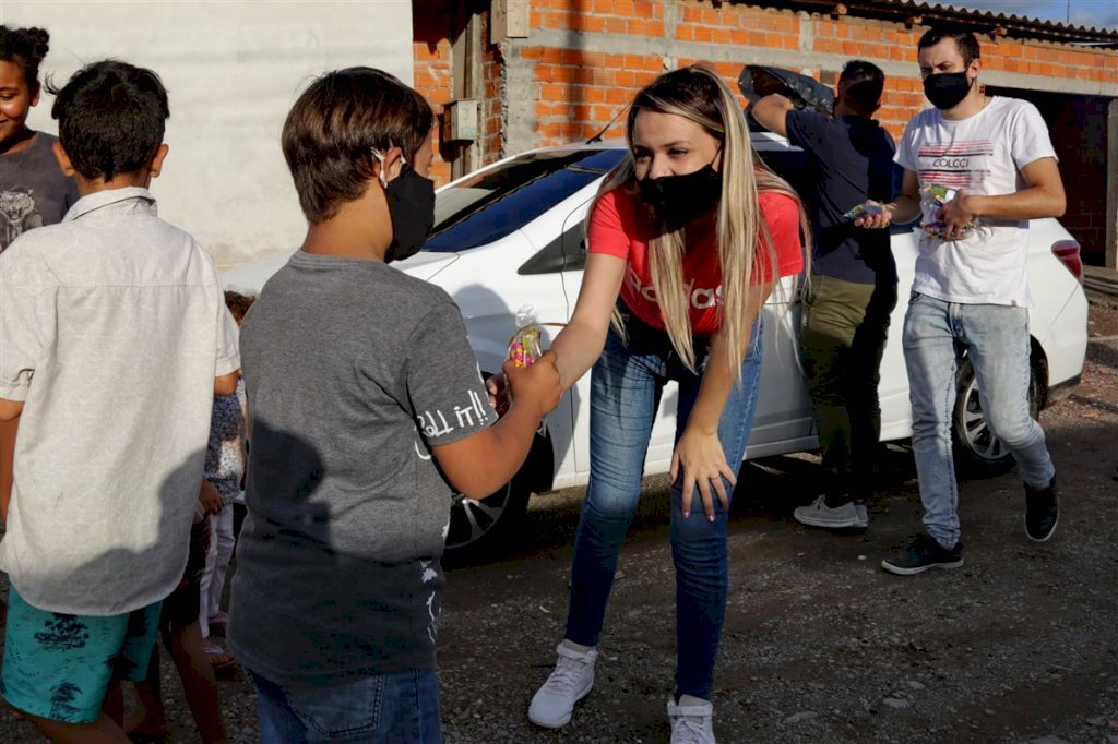Mais de 500 kits de doces e máscaras são entregues na Vila Brenner