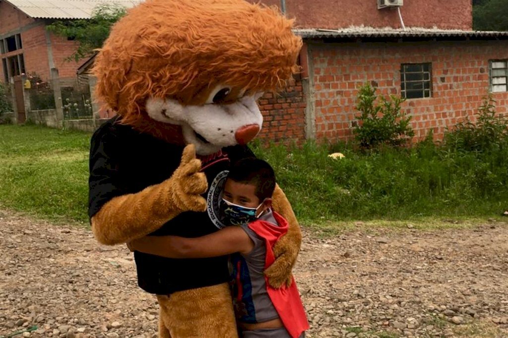 Brigada Militar distribui presentes de Natal para crianças de Arroio Grande