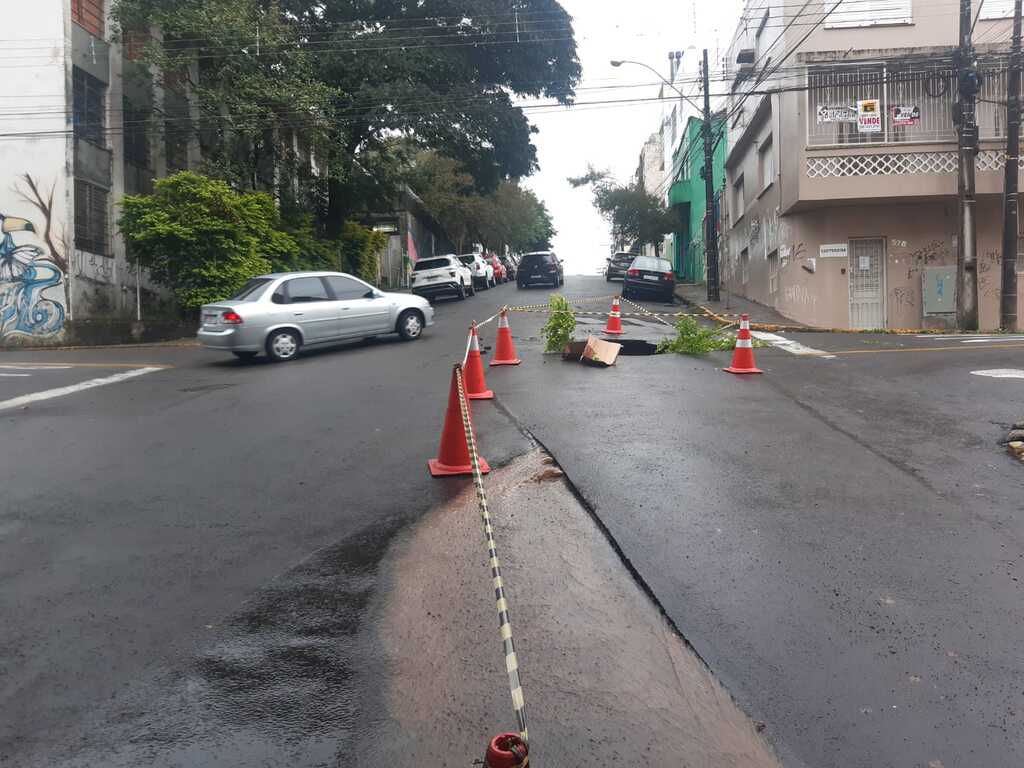 título imagem Asfalto cede entre duas ruas do Centro da cidade; trânsito segue parcialmente bloqueado