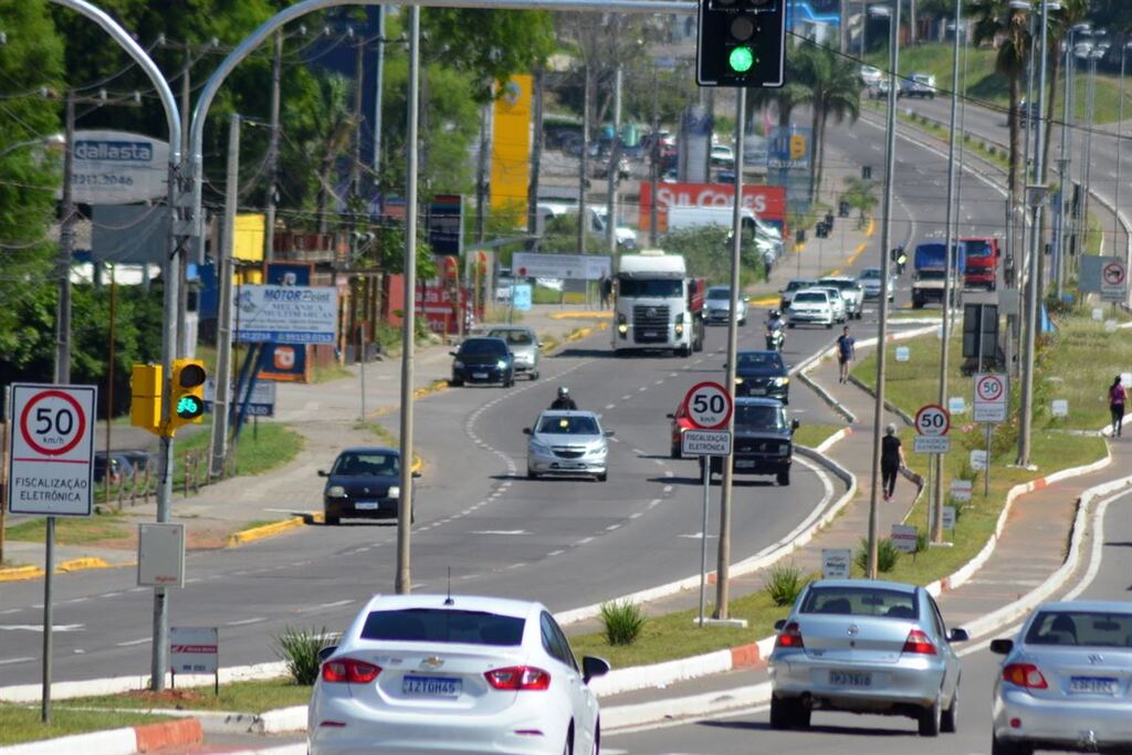 Funcionário de mercado é agredido e assaltado em parada de ônibus