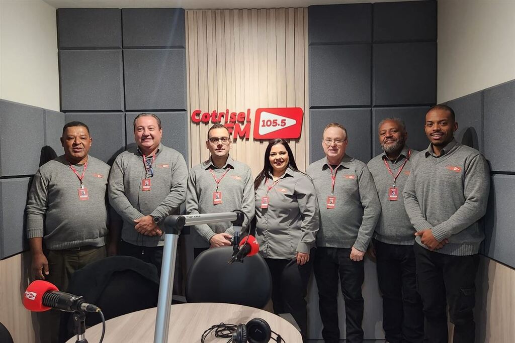 Evento com a presença de autoridades marca a transição da Rádio Cotrisel para FM
