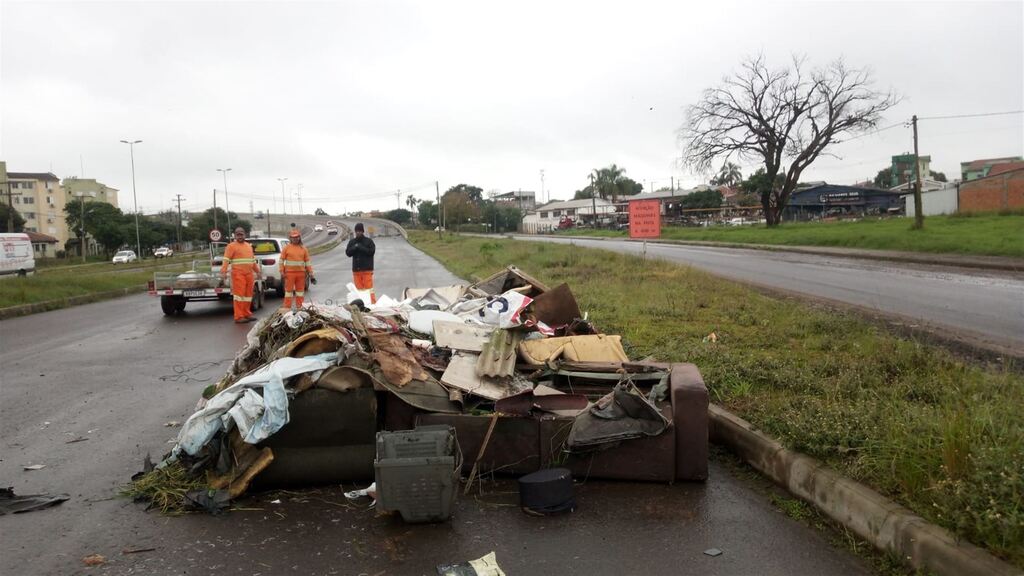 Lixo domina a paisagem da Travessia Urbana