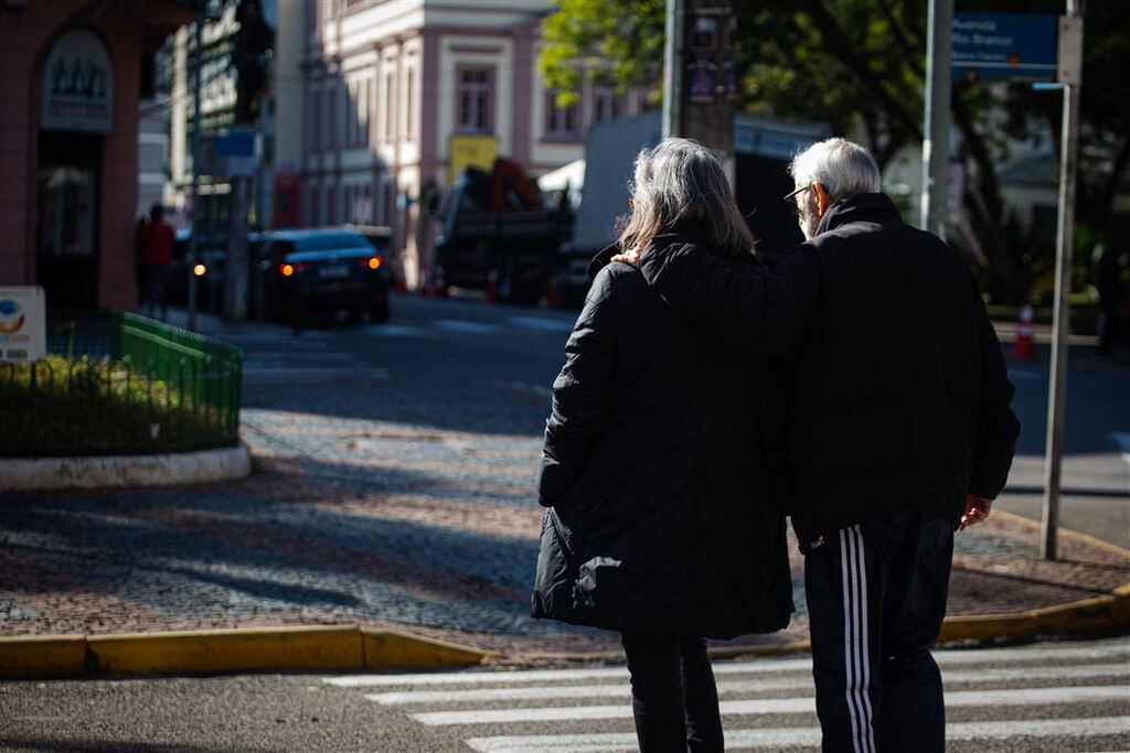 Semana deve iniciar fria e com formação de geada na Região Central Semana deve iniciar fria e com formação de geada na Região Central